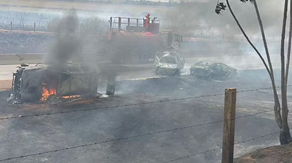 Acidente em trecho com incêndio causa morte e deixa feriado em rodovia próximo a Pitangueiras, SP