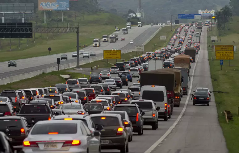 Milhões de veículos devem passar pelas rodovias durante o feriado prolongado em SP