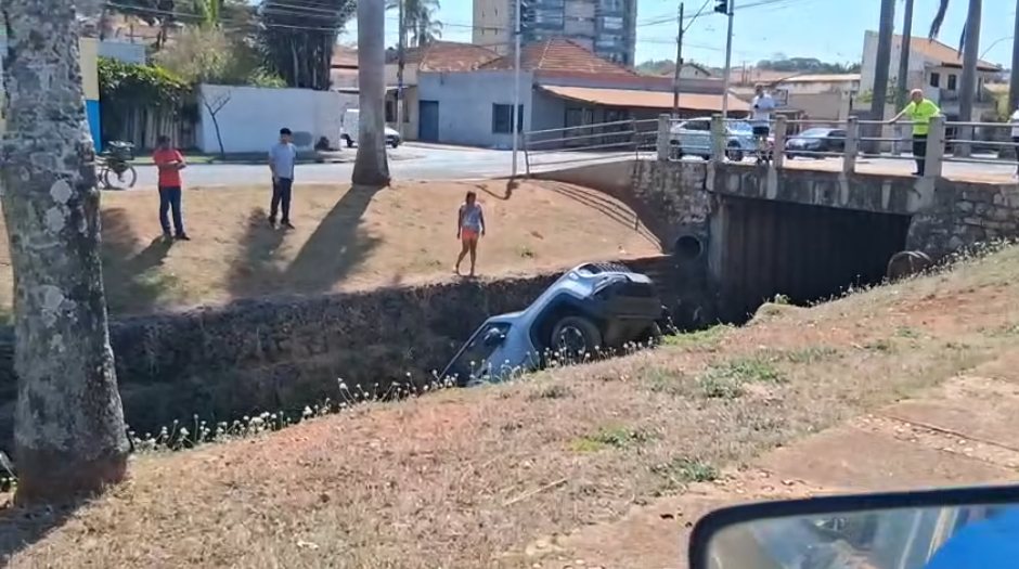 Carro desce sozinho e cai dentro de córrego em Jaboticabal