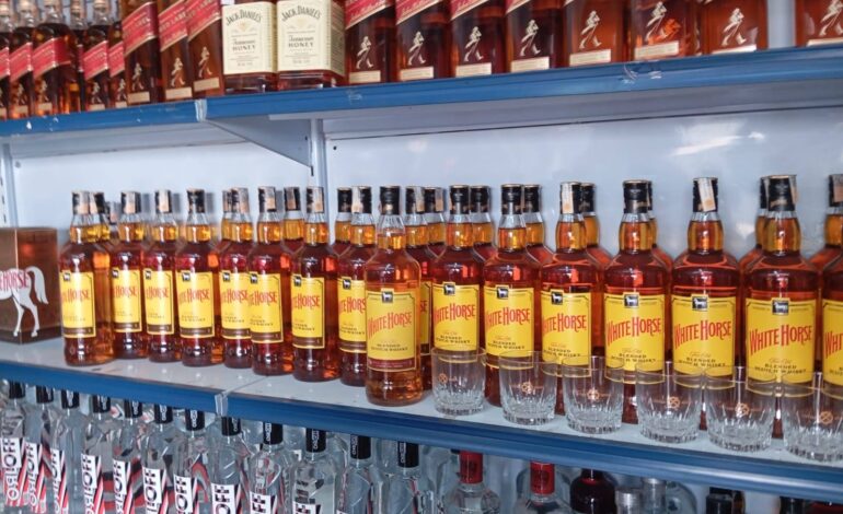 Operação em Jaboticabal: Polícia apreende bebidas suspeitas de adulteração em adega