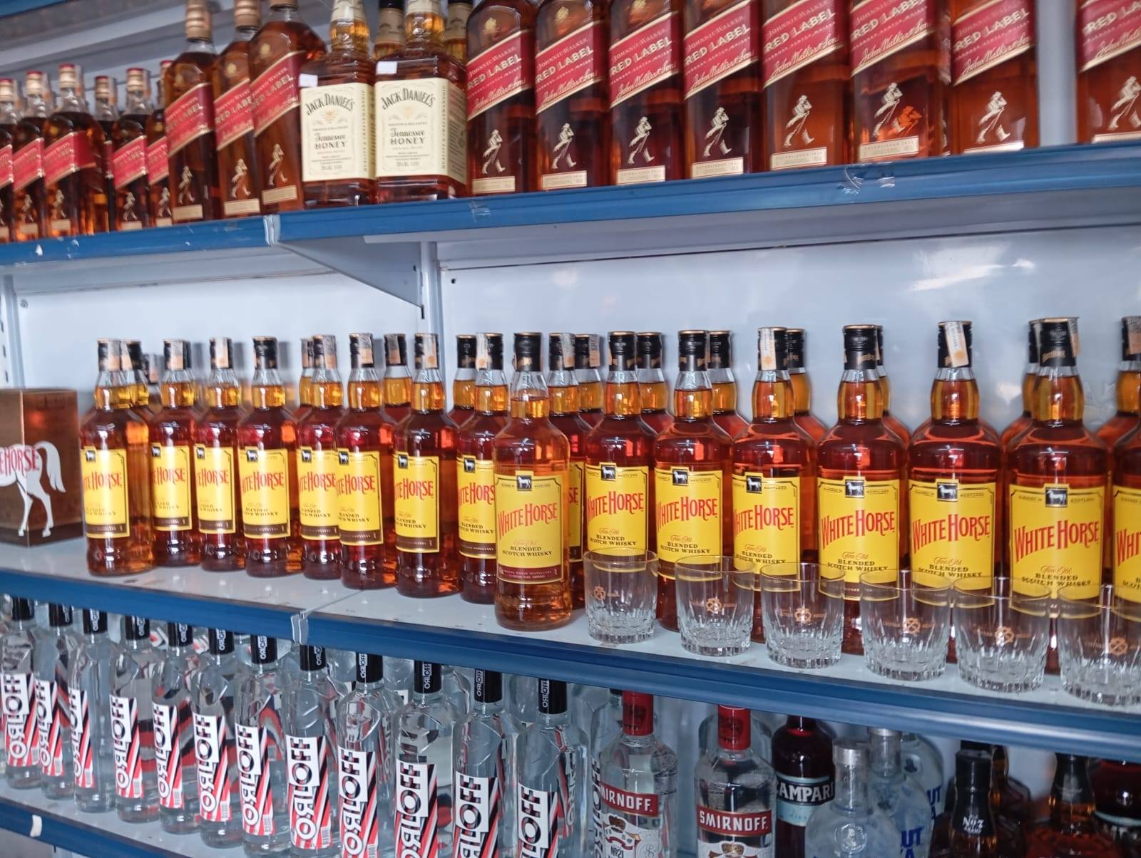 Operação em Jaboticabal: Polícia apreende bebidas suspeitas de adulteração em adega